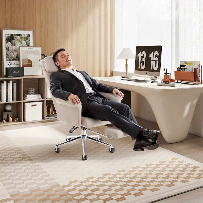 Sedia da ufficio ergonomica con schienale alto, poggiapiedi e braccioli