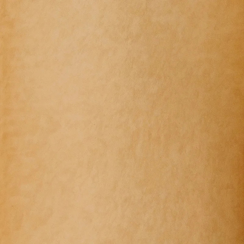 Tavolino rettangolare color oro con piano in vetro e ripiano inferiore