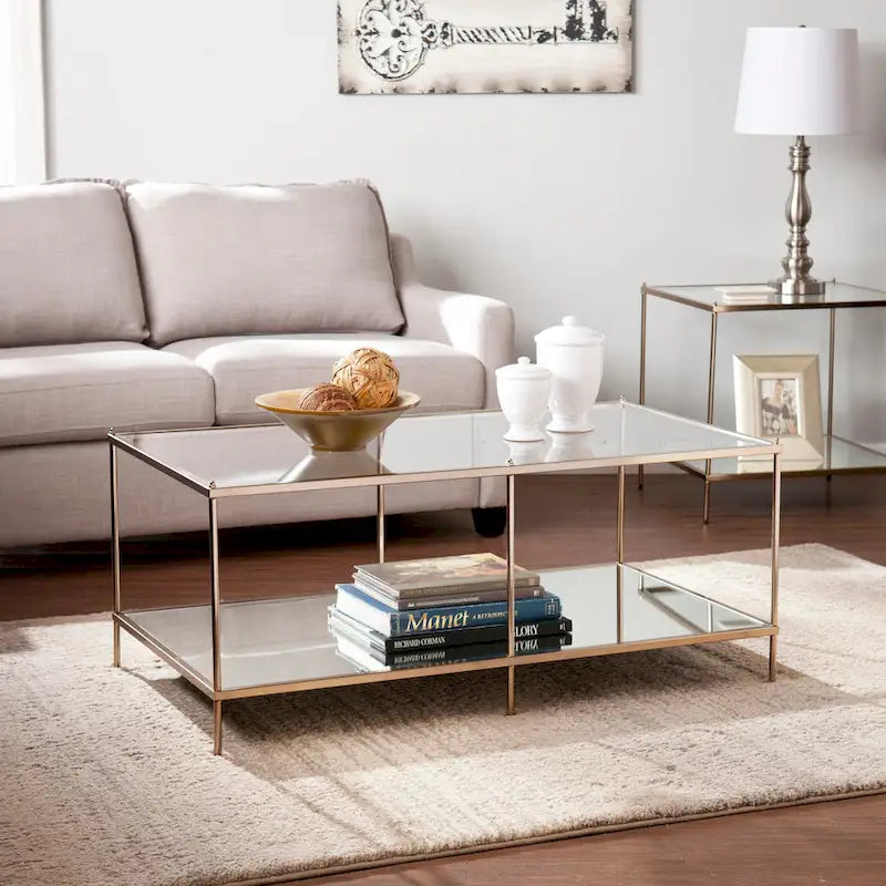 Tavolino rettangolare color oro con piano in vetro e ripiano inferiore