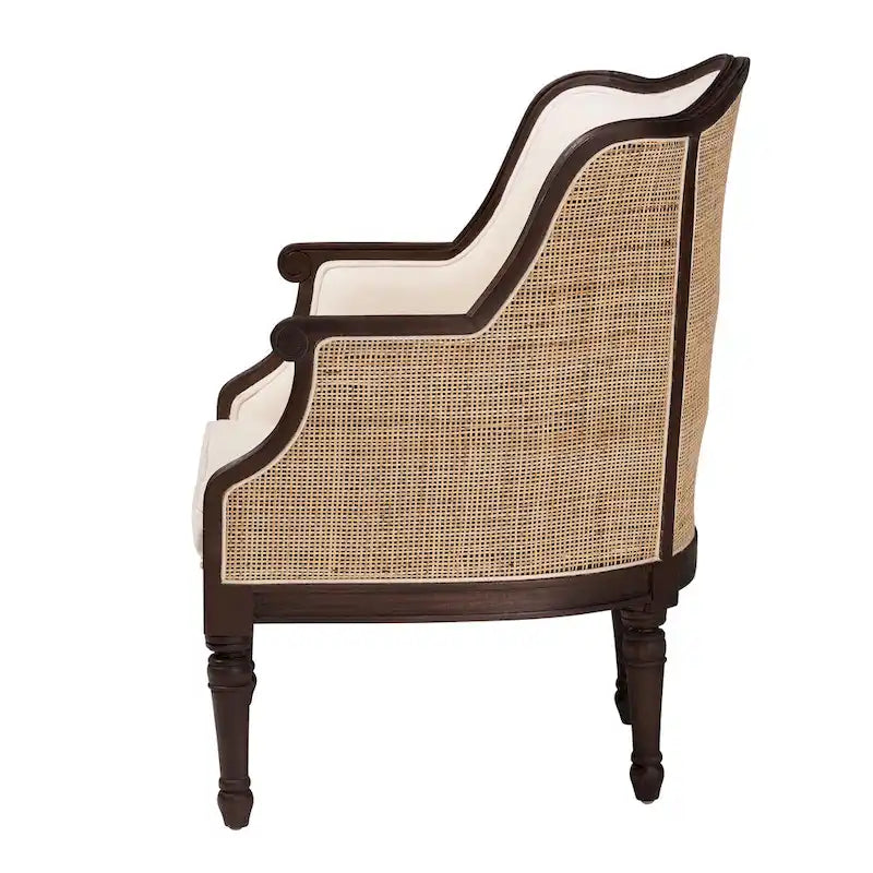 Poltrona tradizionale francese con rivestimento in tessuto beige e dettagli in legno marrone scuro