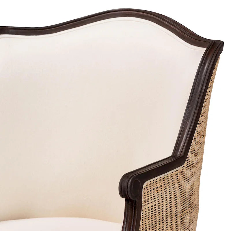Poltrona tradizionale francese con rivestimento in tessuto beige e dettagli in legno marrone scuro
