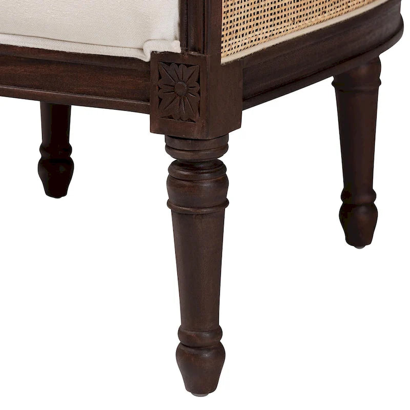 Poltrona tradizionale francese con rivestimento in tessuto beige e dettagli in legno marrone scuro