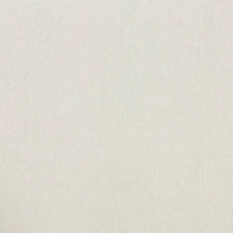 Poltrona tradizionale francese con rivestimento in tessuto beige e dettagli in legno marrone scuro