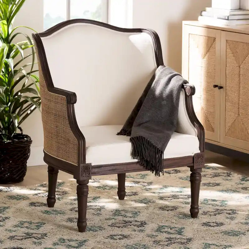 Poltrona tradizionale francese con rivestimento in tessuto beige e dettagli in legno marrone scuro