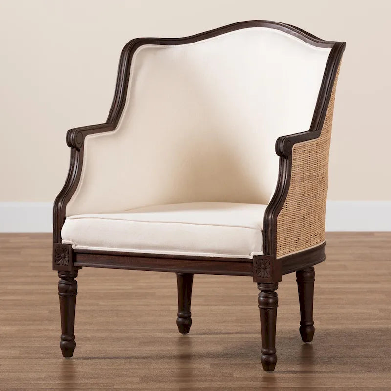 Poltrona tradizionale francese con rivestimento in tessuto beige e dettagli in legno marrone scuro