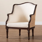 Poltrona tradizionale francese con rivestimento in tessuto beige e dettagli in legno marrone scuro